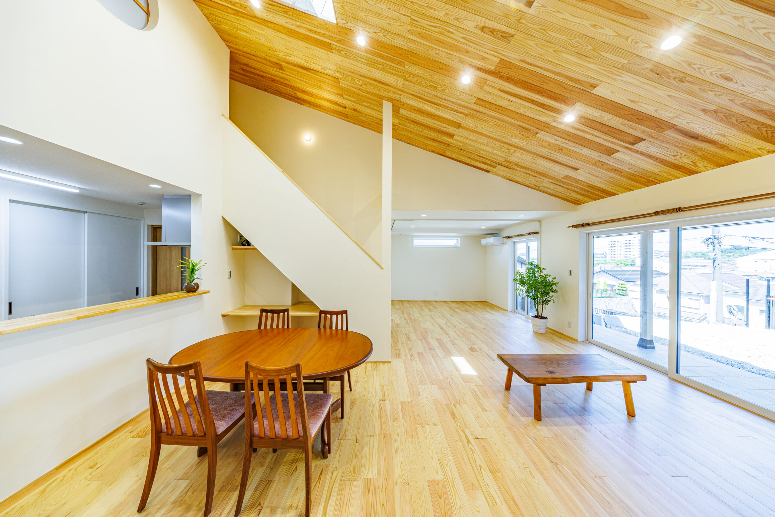 三角の変形地に建つ 「時短」と「のびやか」な家