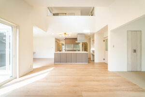 キッチンを中心とした家族を見守る家